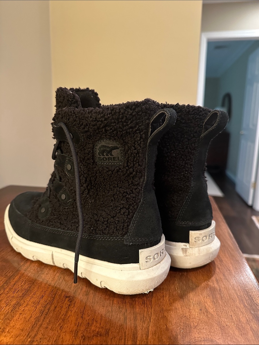 Sorel Sz 7.5 Black Sherpa-Style Lace Boot